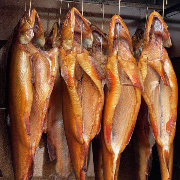 Frisch geräucherter Saibling